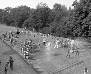 880709 Afbeelding van een waterspel voor de jeugd op de speelweide van Zweminrichting De Liesbosch (Overijssellaan 17) ...